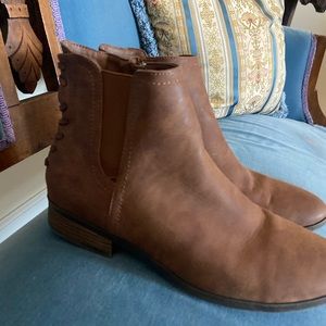 Limelight back braided size 8 boots.